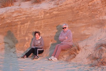 Sur la plage au spectacle quotidien